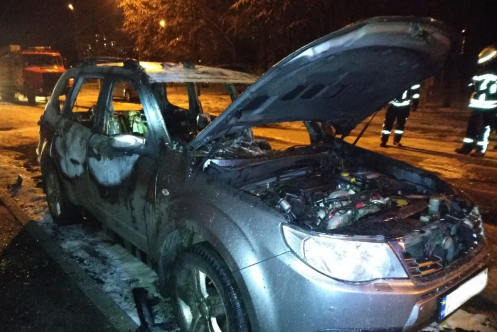В Харькове во дворе многоэтажки сгорел внедорожник Subaru Forester (фото)
