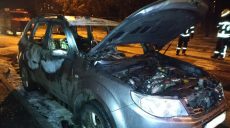В Харькове во дворе многоэтажки сгорел внедорожник Subaru Forester (фото)