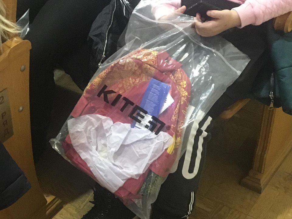 Детям волонтеров, бойцов АТО и ООС вручили рюкзаки от посольства ОАЭ