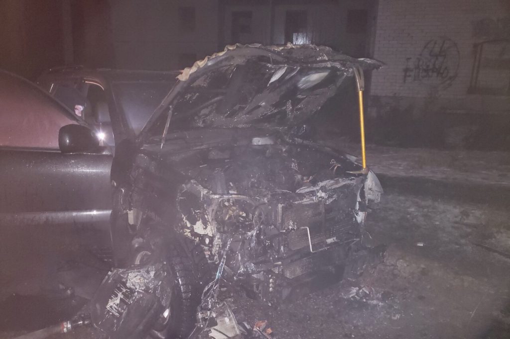 В Харькове возле многоэтажки сгорел автомобиль (фото)