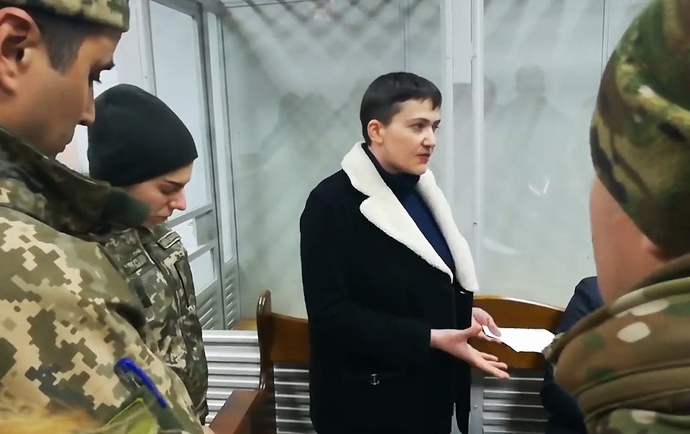 Сторонник Надежды Савченко кинул в прокурора сапогом (видео 18+)