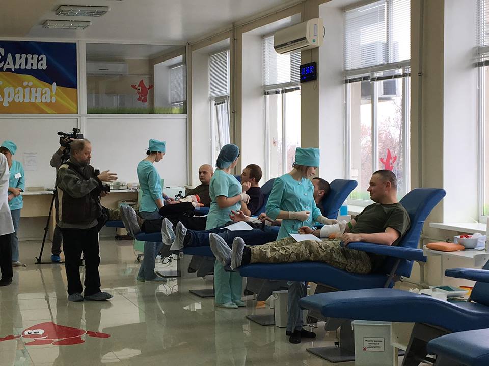 Харьковские пограничники сдали кровь для онкобольных детей