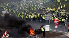Во Франции «желтые жилеты» сжигают пункты оплаты проезда на автобанах