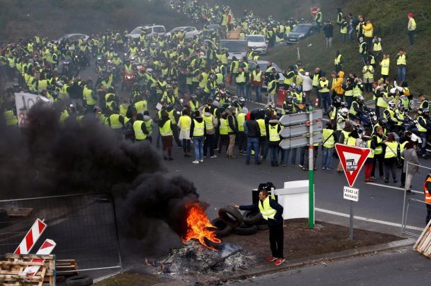 Во Франции «желтые жилеты» сжигают пункты оплаты проезда на автобанах