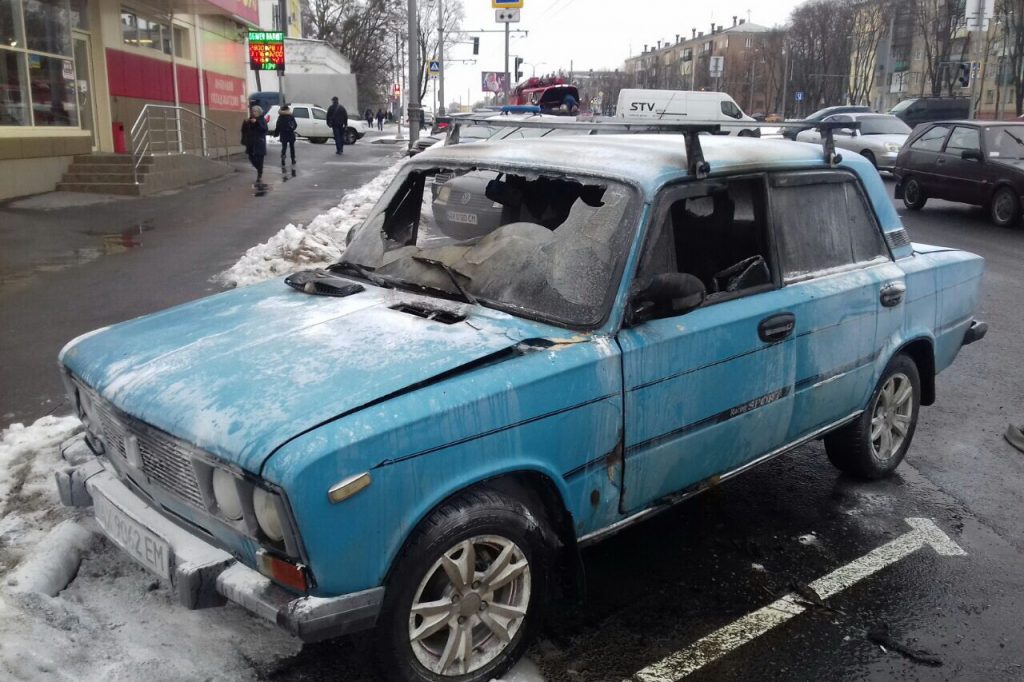 В Харькове возле торгового центра сгорел автомобиль (фото)