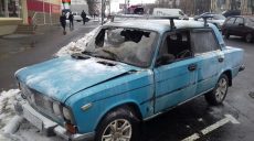 В Харькове возле торгового центра сгорел автомобиль (фото)