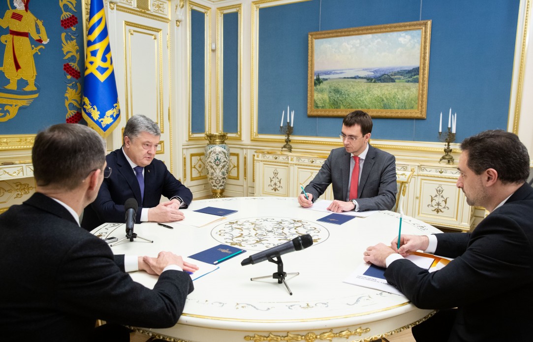 Порошенко настоятельно рекомендовал топ-менеджеру «Укрпочты» пересмотреть размер его зарплаты