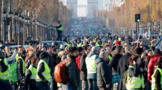 Правительство Франции не повысит цены на топливо, но «желтые жилеты» не расходятся