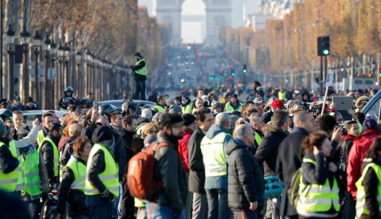 Правительство Франции не повысит цены на топливо, но «желтые жилеты» не расходятся