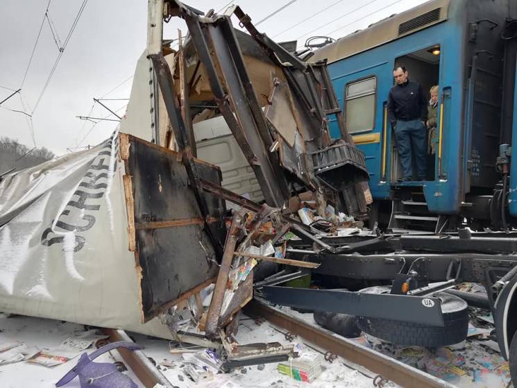 Под Харьковом столкнулись поезд и грузовик