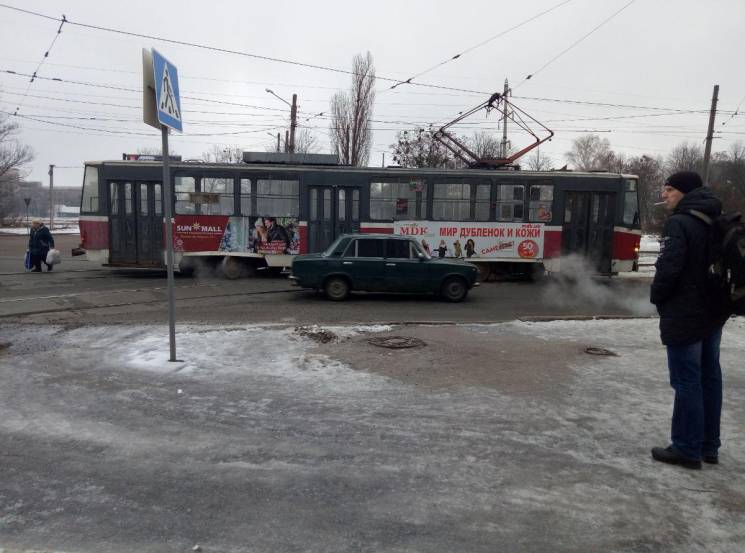 В Харькове трамвай сошел с рельсов (фото)