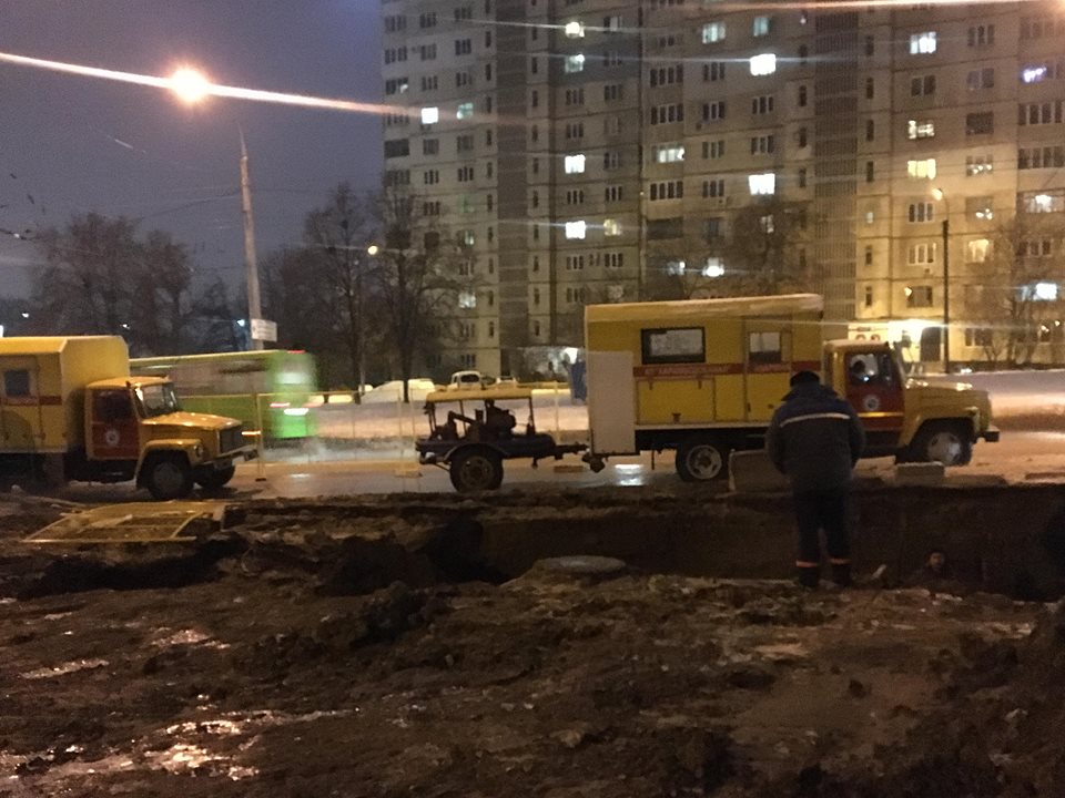 Аварию на Алексеевке ликвидируют (фото)