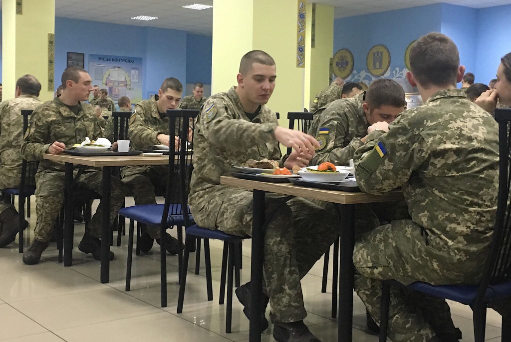 В Харьковской области в воинских частях Вооруженных сил начали внедрять новую систему питания (фото)