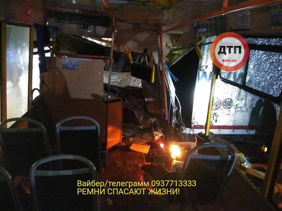 Под Киевом маршрутка въехала в грузовик (фото)