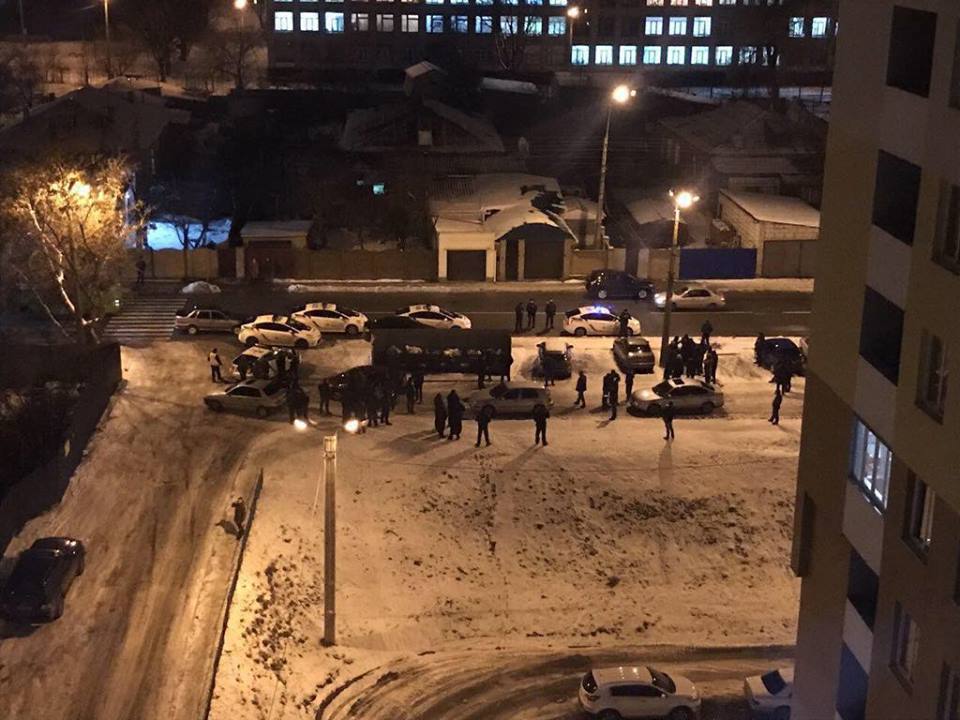 В Харькове полицейские пытаются задержать преступника (фото)