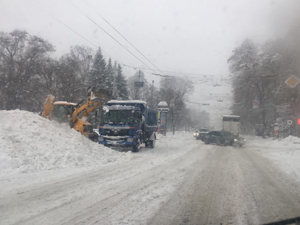 У Харкові снігу випало більше місячної норми (відео)