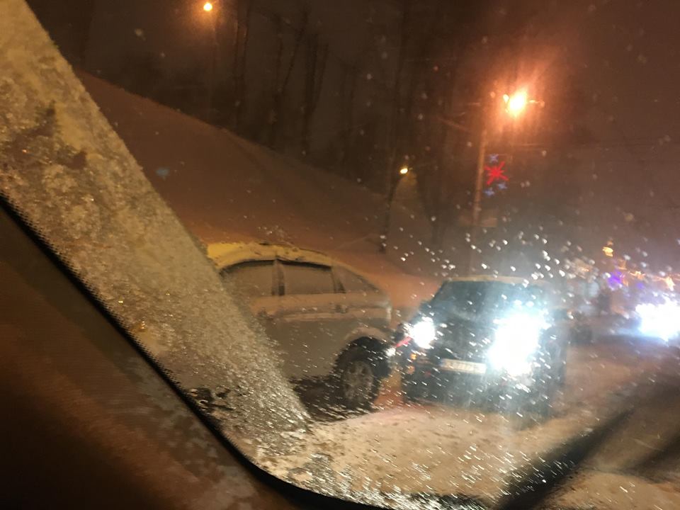На Клочковском спуске джип Cherokee врезался в Lexus (фото)