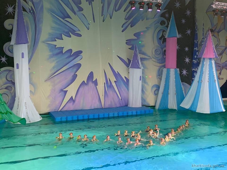 В бассейне «Локомотив» стартовали новогодние елки на воде (фото)