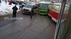 В центре Харькова столкнулись трамвай, маршрутка и микроавтобус (фото)