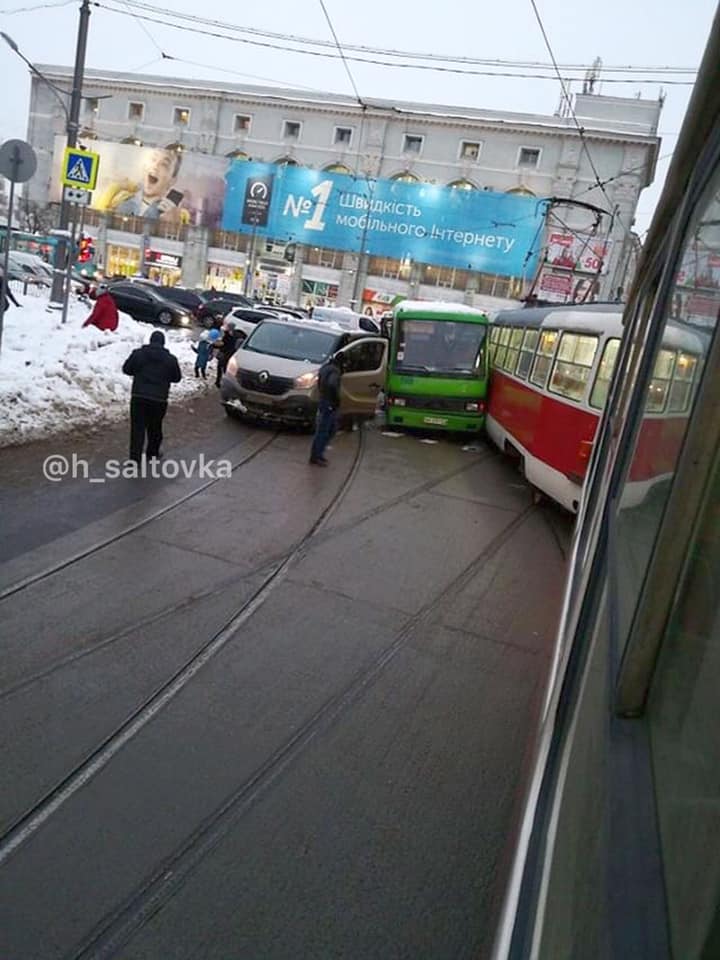 В центре Харькова столкнулись трамвай, маршрутка и микроавтобус (фото)