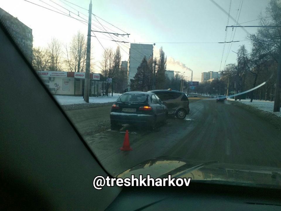 На Гвардейцев Широнинцев Mercedes столкнулся с Daewoo