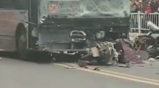 ЧП в Китае: мужчина угнал автобус и въехал в толпу