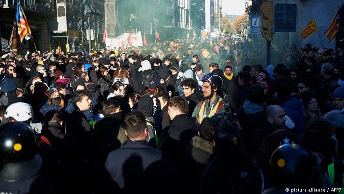 Протесты в Каталонии перешли в стычки с полицией (фото)