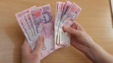 Средняя зарплата в Украине преодолела отметку в 9 тысяч – Гройсман