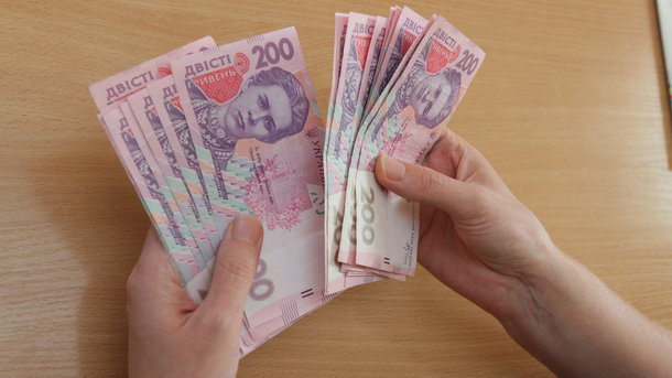 Средняя зарплата в Украине преодолела отметку в 9 тысяч – Гройсман