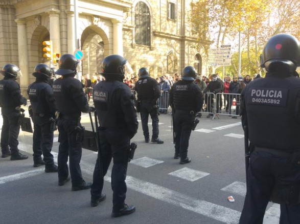 Каталонские протестующие заблокировали дороги в Барселоне
