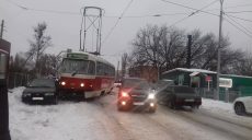 В Харькове трамвай повредил припаркованные автомобили (фото)