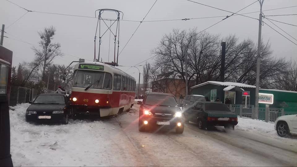 В Харькове трамвай повредил припаркованные автомобили (фото)