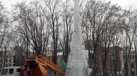 В Харькове «Зеркальная струя» превратилась в ледяной столб (фото)