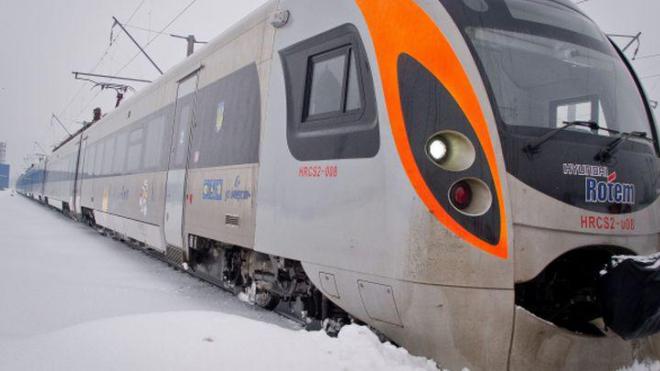 Из-за снегопада задерживаются поезда