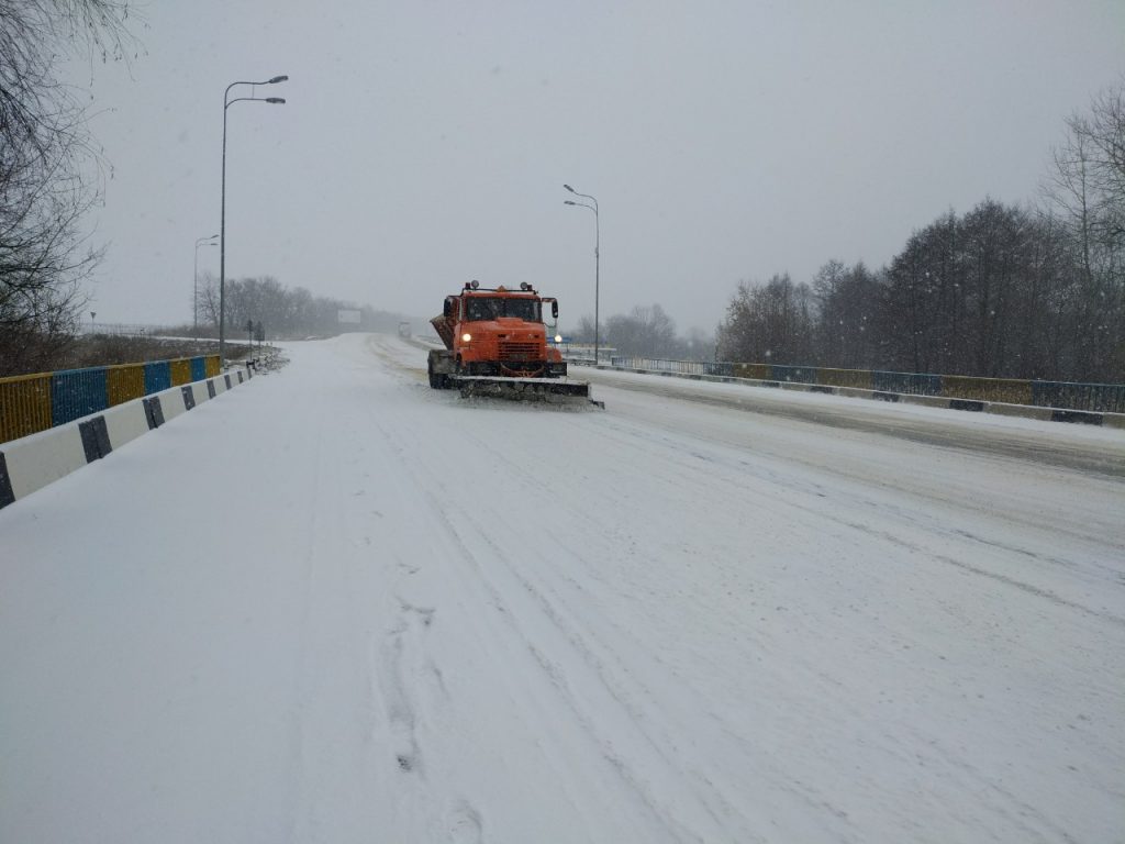 Снегопад на Харьковщине: на дорогах работает спецтехника (фото)