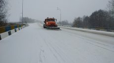 Снегопад на Харьковщине: на дорогах работает спецтехника (фото)