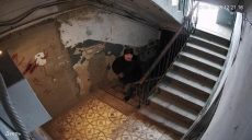 Мужчина, подозреваемый в краже детской коляски, попал в объектив камеры наблюдения (фото, видео)