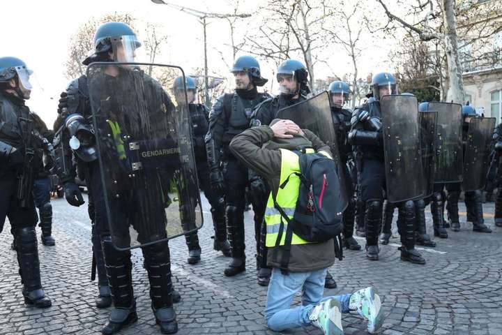 Во Франции — рекордное число задержаний демонстрантов полицией