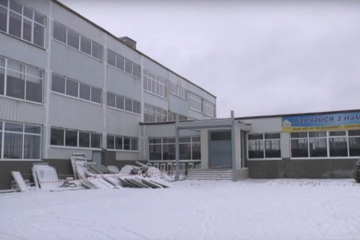 В одній з харківських шкіл встановили енергозберігаючі вікна (відео)