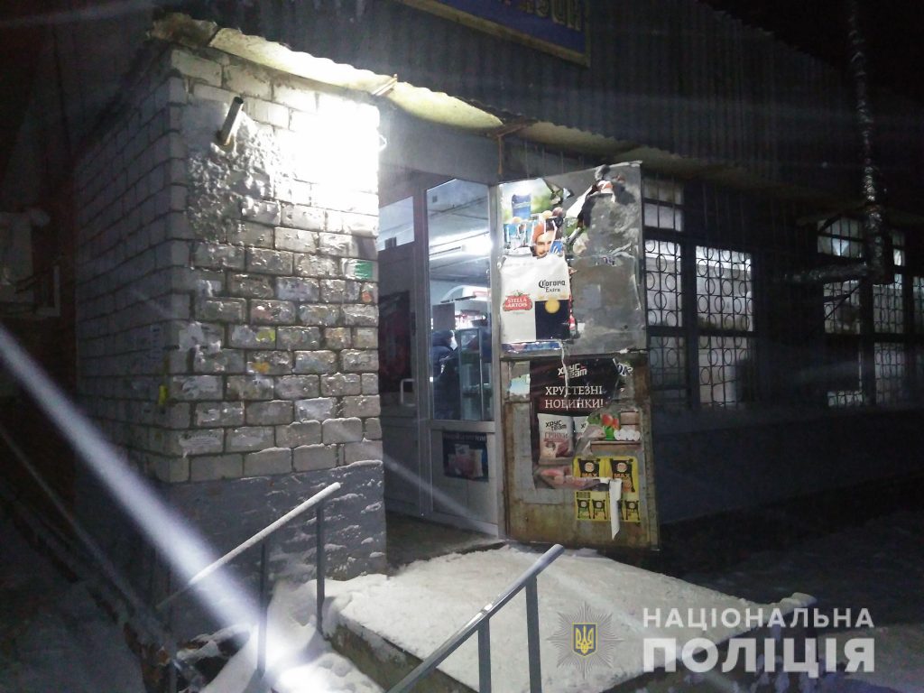 Под Харьковом вооруженный мужчина ограбил магазин (фото)