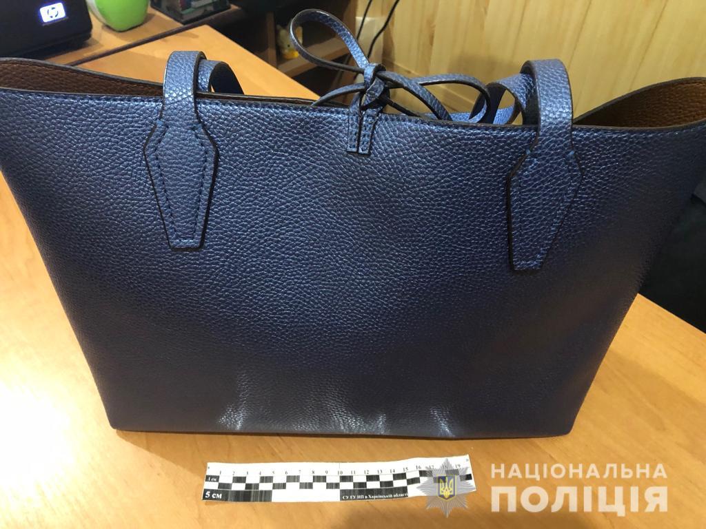 Толкнул на пол и сбежал: на Харьковщине ограбили девушку в поезде