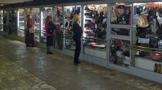 Харьковчане просят убрать киоски в переходах метро