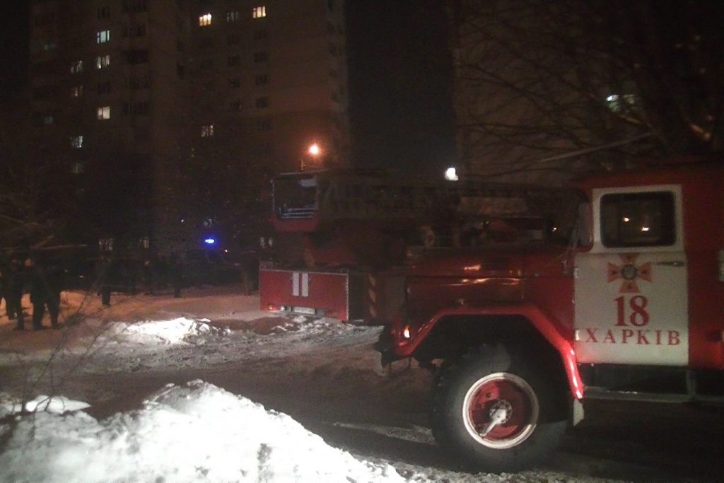 В Харькове из горящей многоэтажки спасли мать с двухлетним ребенком