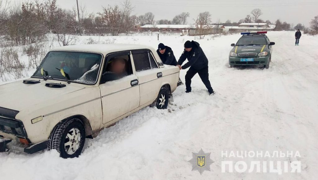 Полицейские Харьковщины помогают гражданам бороться с последствиями непогоды (фото)
