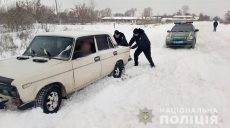 Полицейские Харьковщины помогают гражданам бороться с последствиями непогоды (фото)