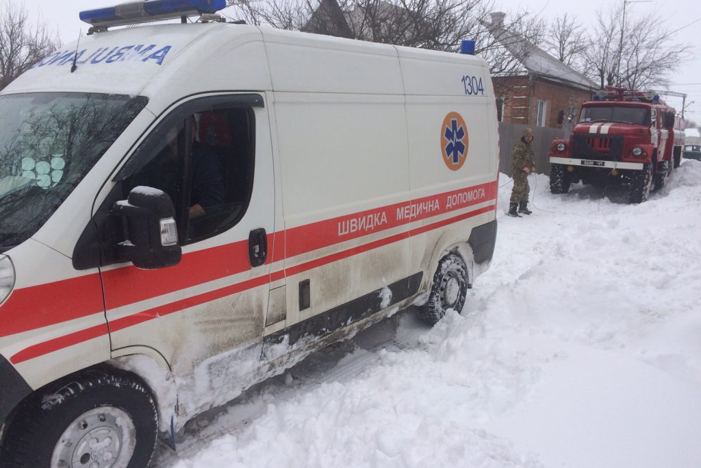 На Харьковщине в снежные заносы попали автомобили