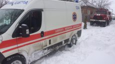 На Харьковщине в снежные заносы попали автомобили