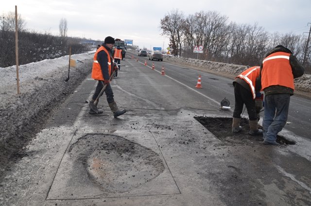 Из-за перепада температур на дорогах Харьковщины образуются ямы (фото)