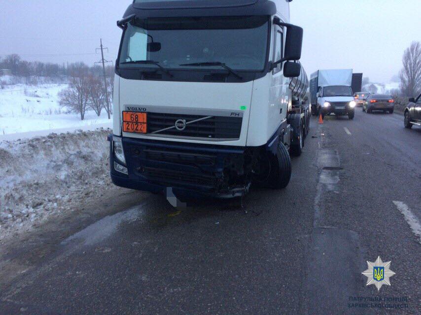 Возле Пятихаток столкнулись BMW-320 и Volvo FH 420 (фото)