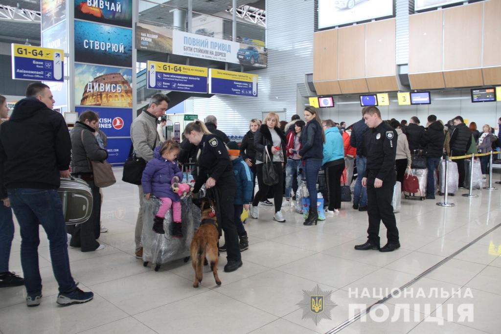 В аэропорту Харькова прошли всеукраинские сборы кинологов (фото)